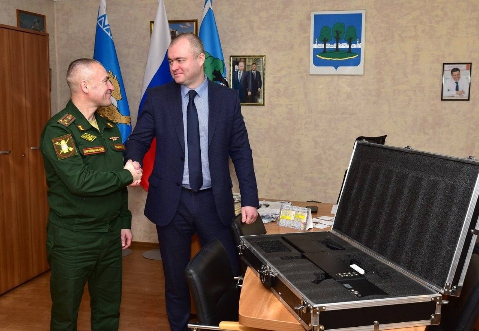 Военнослужащим Островского гарнизона передали противодроновое ружье