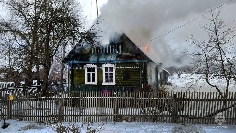 Пенсионерка пострадала на пожаре в жилом доме в Дедовичах