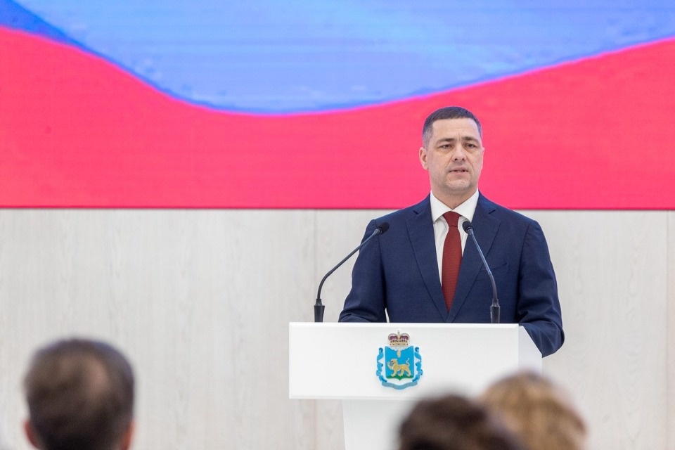 Михаил Ведерников вручил псковичам более 50 различных наград