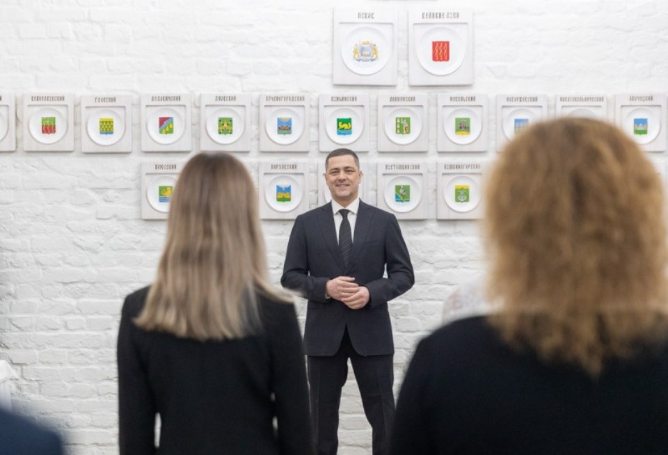 Михаил Ведерников наградил лучших медицинских работников Псковской области