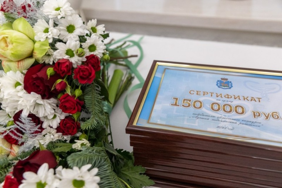 Михаил Ведерников наградил лучших медицинских работников Псковской области