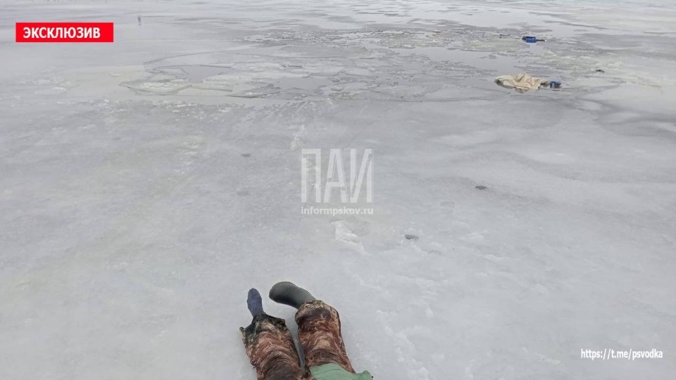 Рыбаки провалились под лед Псковского озера, один погиб