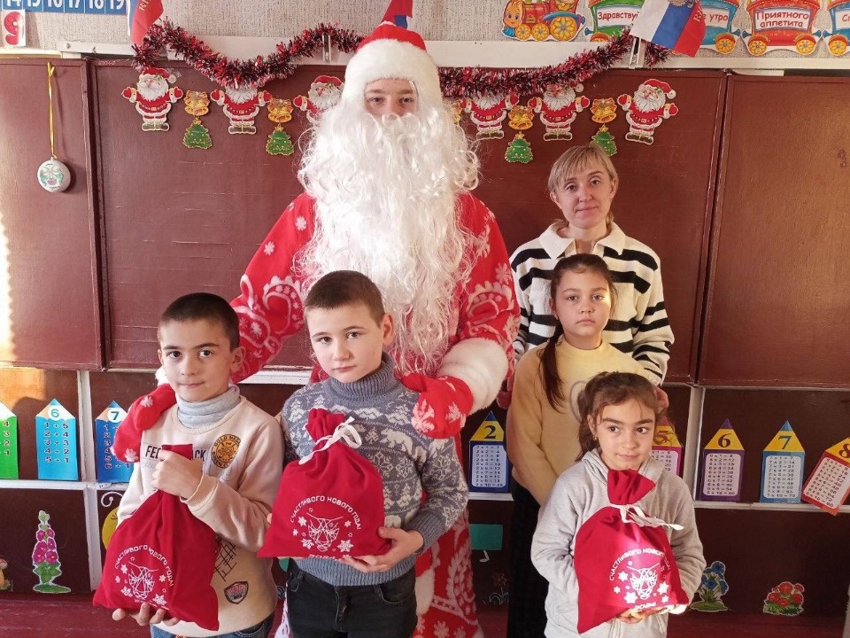 365 новогодних подарков передала Псковская область детям из Херсонской области