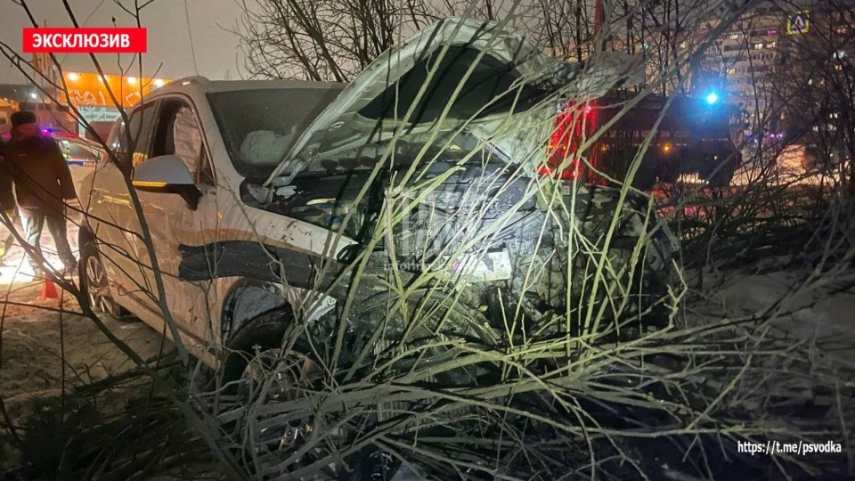 В Пскове иномарка снесла мачту освещения