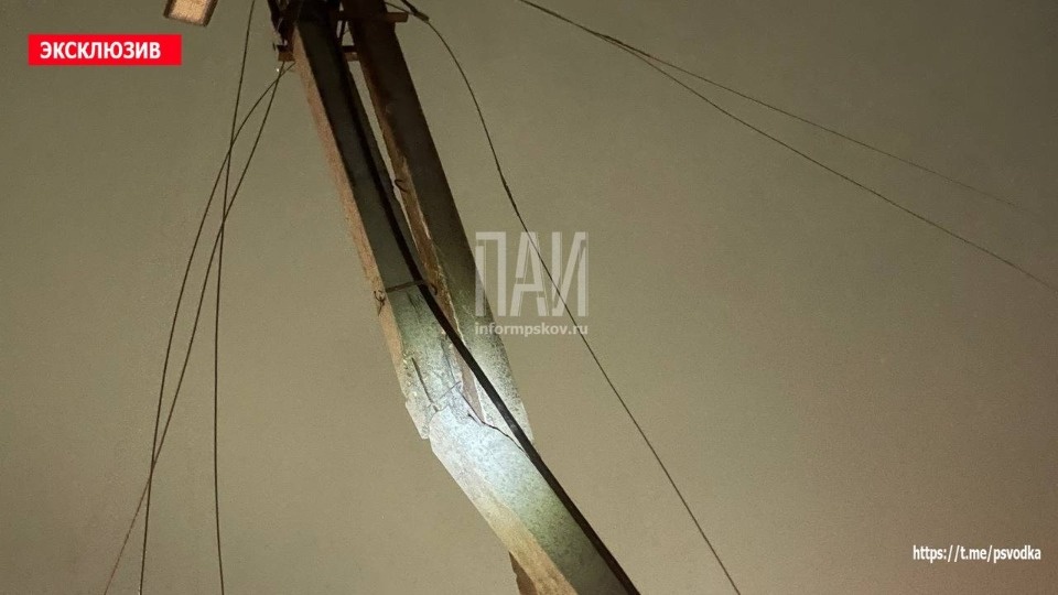 В Пскове иномарка снесла мачту освещения