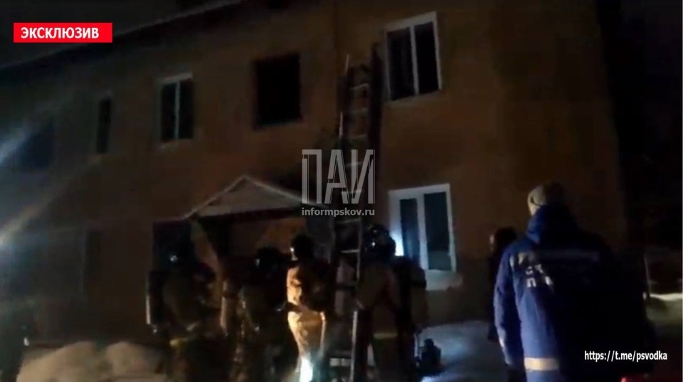 Пенсионерку спасли из задымленной квартиры в Пустошке