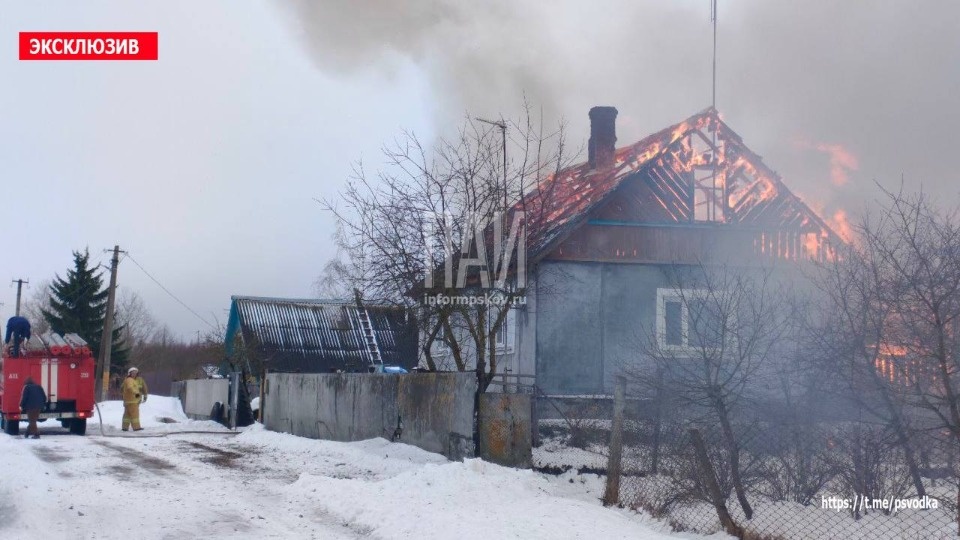 В Пыталово тушат пожар в частном доме