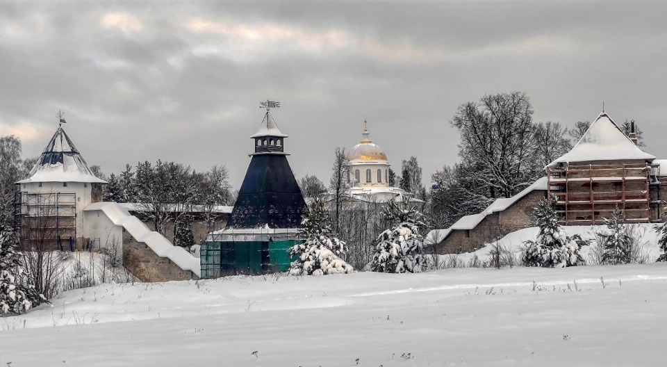 Реставрация башен архитектурного ансамбля Псково-Печерского монастыря продолжается 