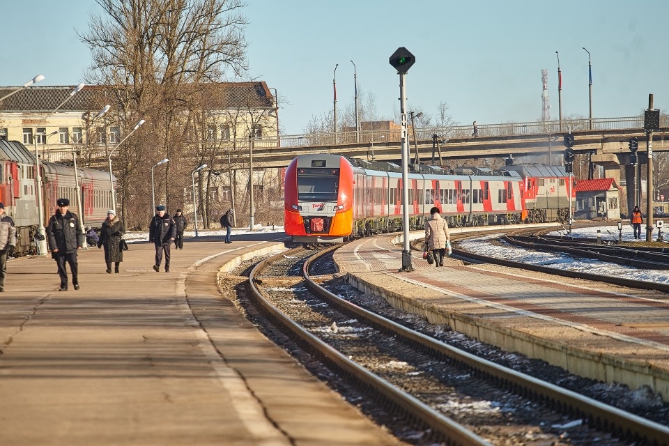 Псковский дебошир, приставивший нож к шее пассажира поезда, получил условный срок Псковский дебошир, приставивший нож к шее пассажира поезда, получил условный срок