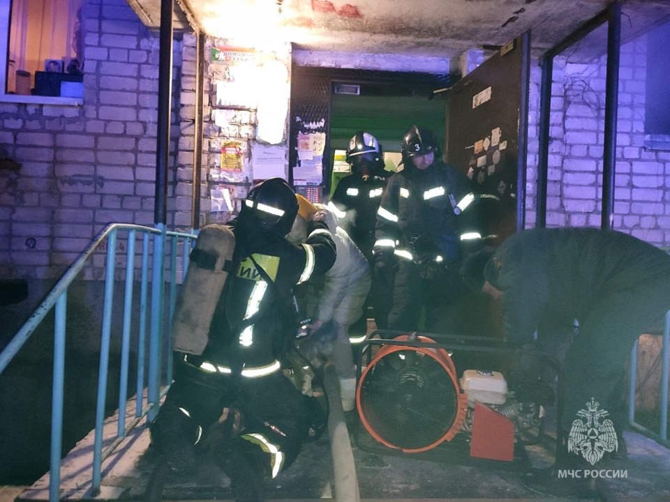 При пожаре в Пскове спасли ребенка и 11 взрослых При пожаре в Пскове спасли ребенка и 11 взрослых