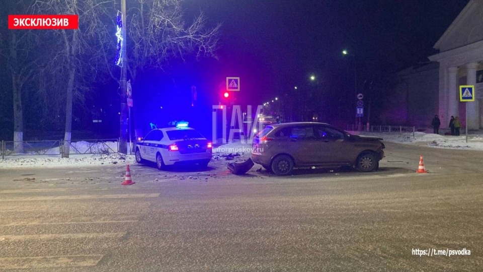 ДТП с автомобилем ГИБДД произошло в центре Великих Лук ДТП с автомобилем ГИБДД произошло в центре Великих Лук