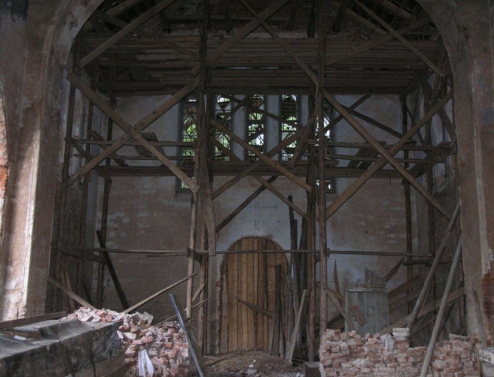 Аварийные конструкции Троицкой церкви разобрали в псковской деревне Мелетово