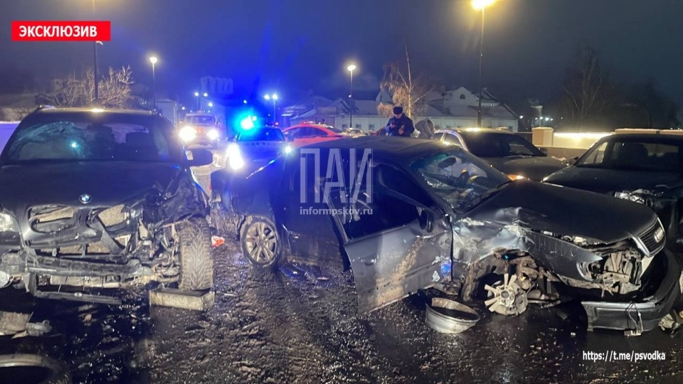Два человека пострадали в массовом ДТП на Троицком мосту в Пскове Два человека пострадали в массовом ДТП на Троицком мосту в Пскове