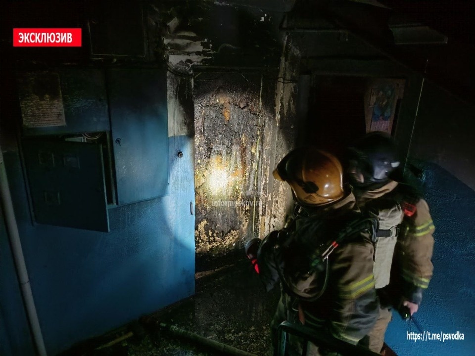 На улице Инженерной в Пскове горит квартира в многоэтажном доме На улице Инженерной в Пскове горит квартира в многоэтажном доме