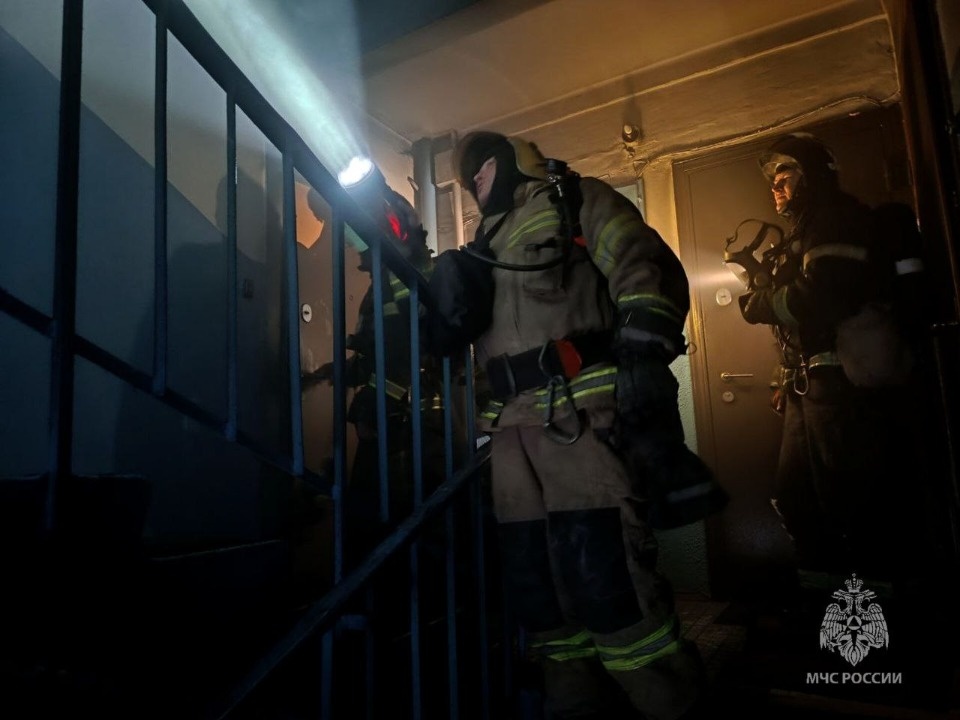 Ребенка и троих взрослых спасли пожарные из горящей квартиры в Пскове