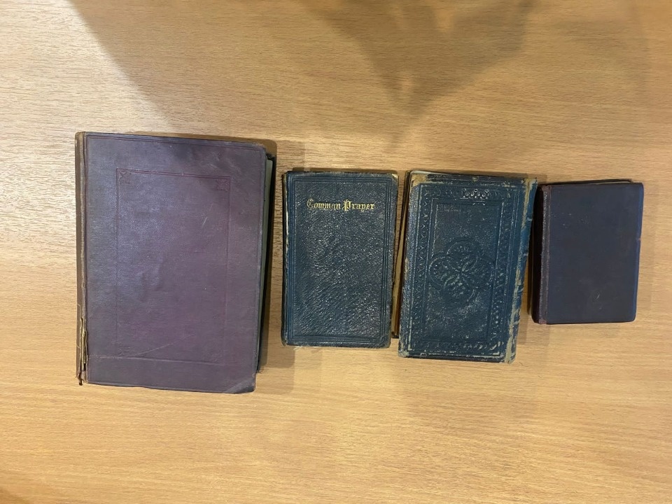 Псковские таможенники передали в Минкульт России старинные книги и монеты