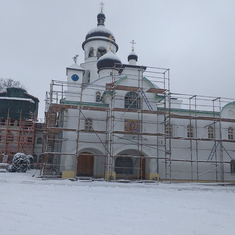 Устройство кровли и покрытия куполов завершается в храмах Крыпецкого монастыре в Псковском районе