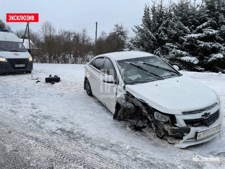 Иномарка влетела в столб после аварии с фурой в Палкинском районе