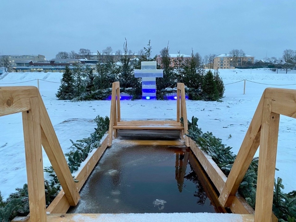 Новую крещенскую купель установили у Мирожского монастыря в Пскове