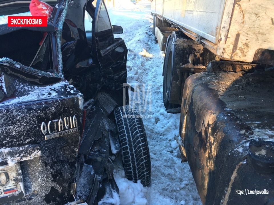 Водителя иномарки госпитализировали в результате ДТП с фурой в Пскове