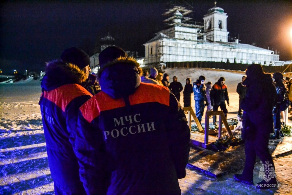 Свыше 1,2 тысяч псковичей окунулись в купель в ночь на Крещение