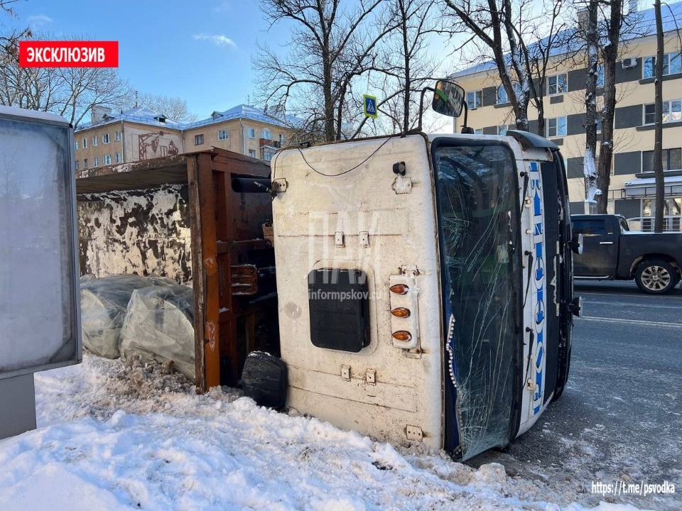 Грузовик опрокинулся в Пскове Грузовик опрокинулся в Пскове