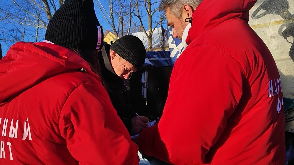 Жители Талабских островов оставили подписи в поддержку выдвижения Владимира Путина