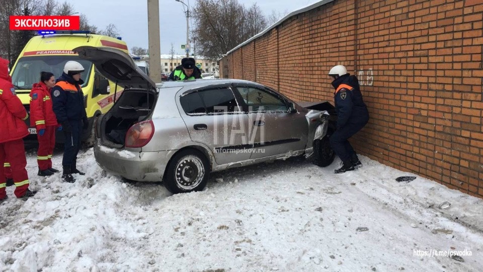 В Пскове машина въехала в кирпичный забор В Пскове машина въехала в кирпичный забор