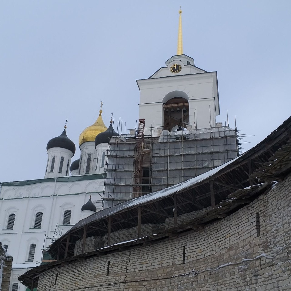 Отделочные работы фасадов завершаются на колокольне Троицкого собора Псковского кремля
