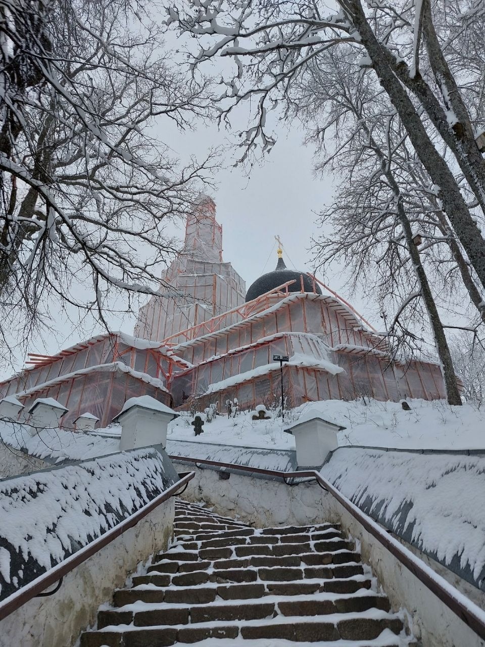 Стены и фундаменты укрепят в Успенском соборе в Пушкинских Горах до конца года