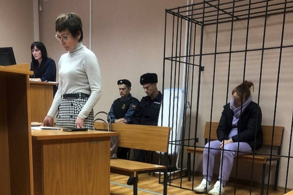 Убившей троих детей матери из Великих Лук продлили арест 