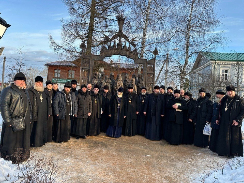 Митрополит Тихон провёл экскурсию по Псково-Печерскому монастырю для делегации Крымской митрополии