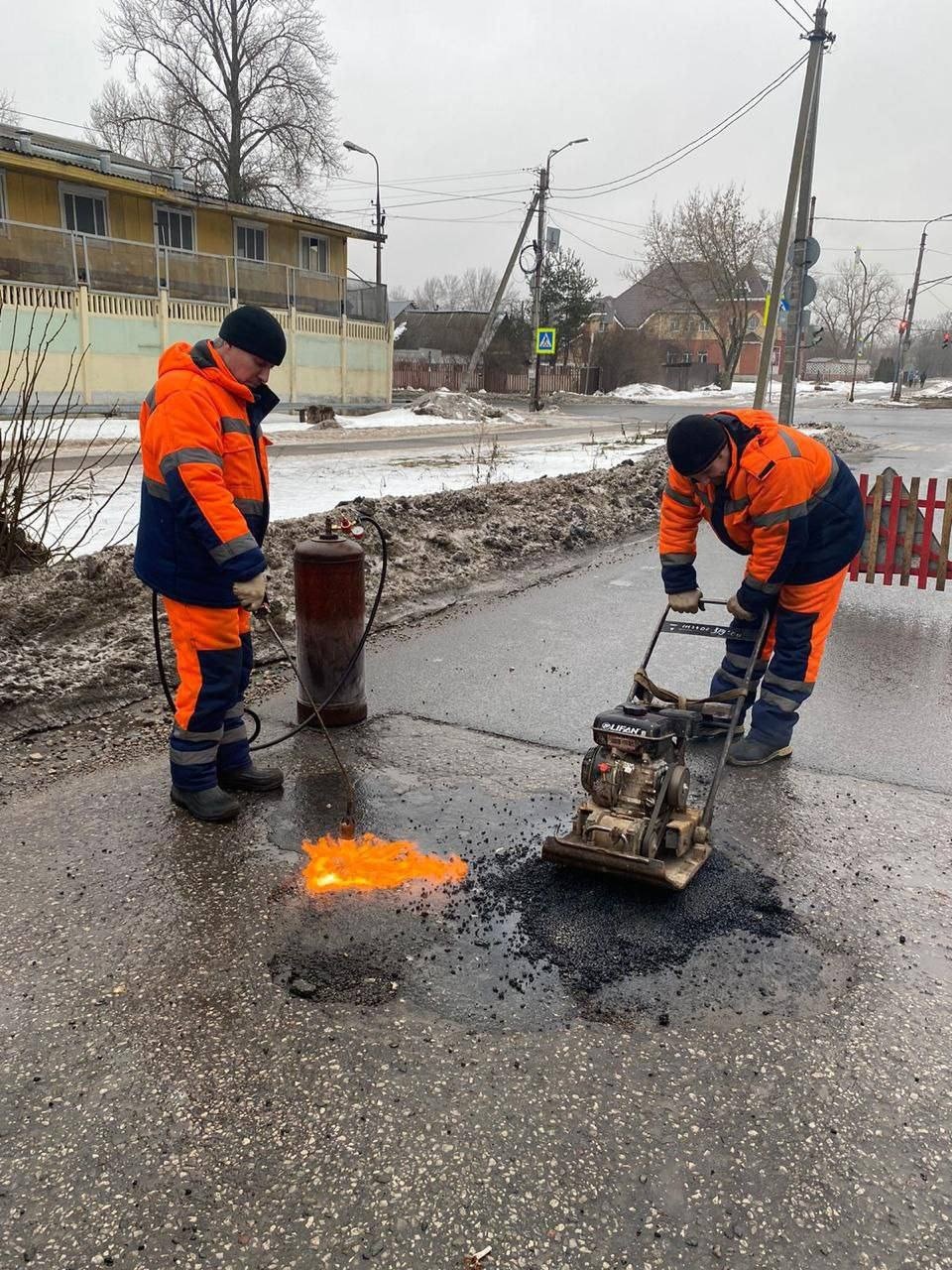 Борьбу с гололедом продолжают коммунальщики в Пскове