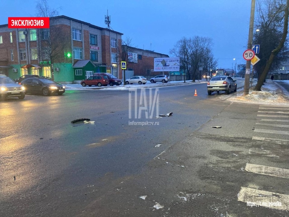 Женщину госпитализировали после наезда автомобиля в Великих Луках