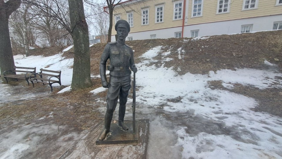 Памятник солдату Первой Мировой войны на набережной в Пскове остался без штыка