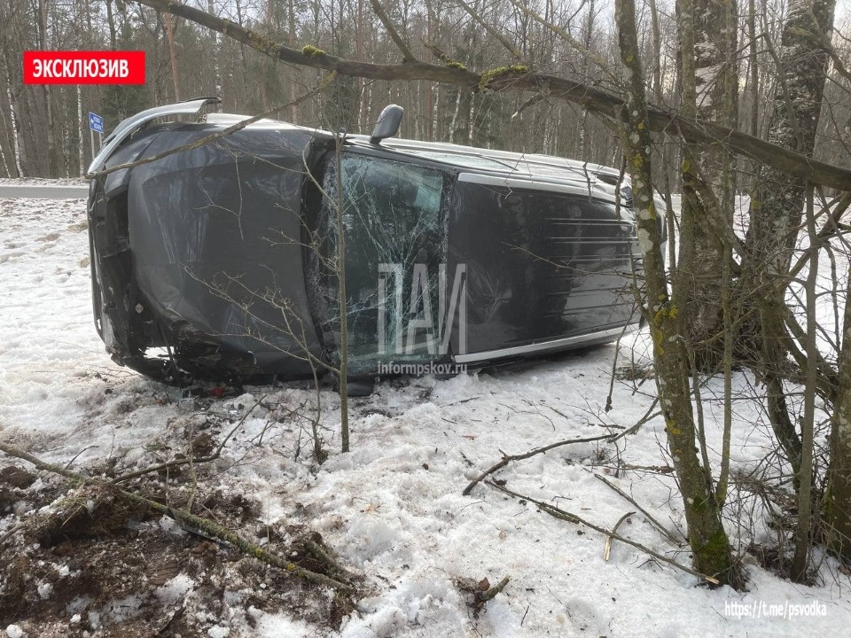 Петербуржца госпитализировали в результате ДТП с трактором в Псковском районе