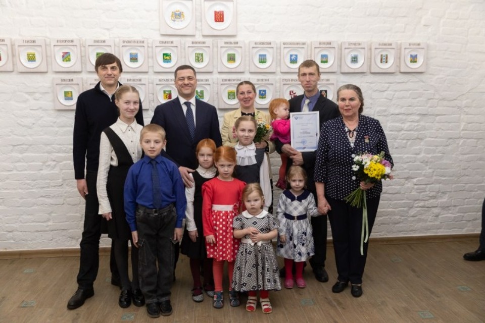 Сергей Кравцов наградил псковскую семью за вклад в развитие системы образования