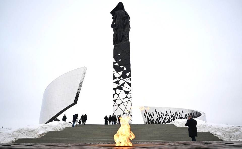 В барельефе мемориала под Санкт-Петербургом увековечили маленькую девочку Тамару из Псковской области