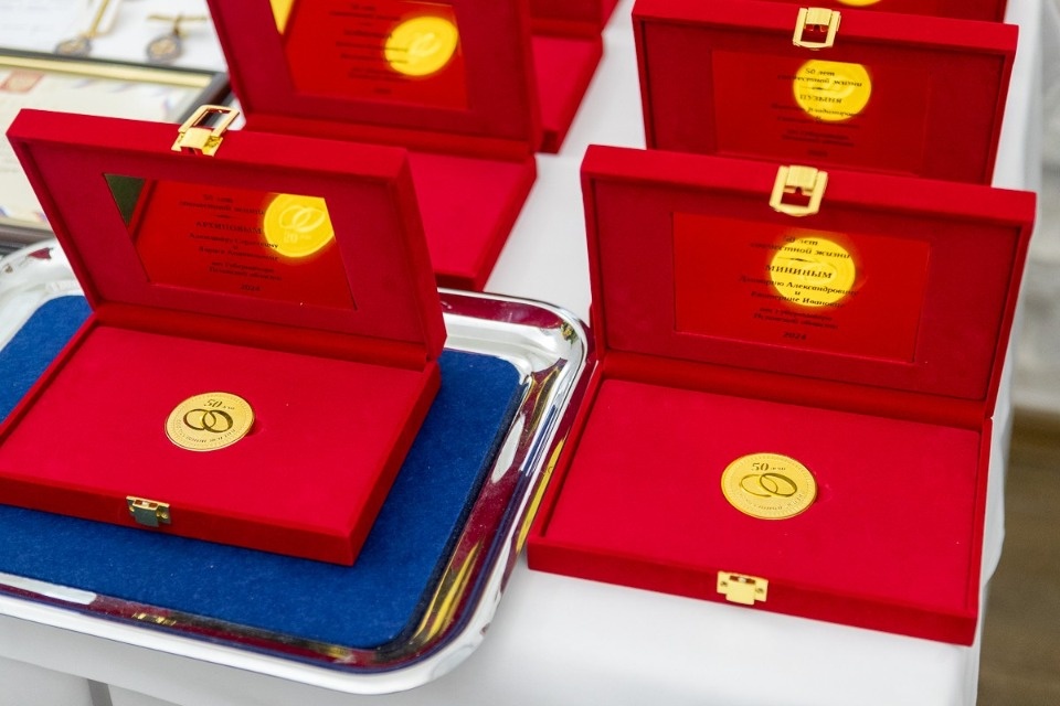 Орден «Мать-героиня» вручили матери 11 детей из Великолукского района