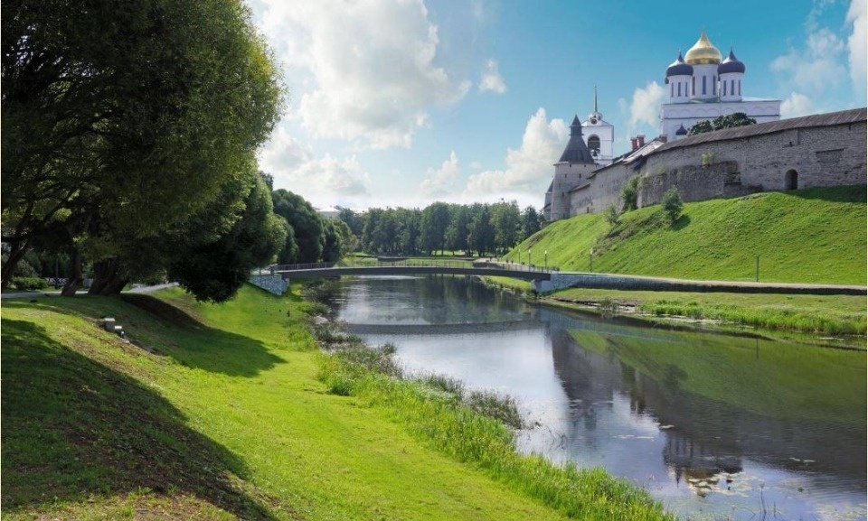 Порядка 86 тонн будет весить конструкция пешеходного моста через реку Пскову