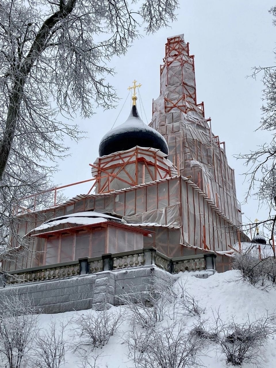 Вычинку старой штукатурки проводят реставраторы в Успенском соборе в Пушкинских Горах Вычинку старой штукатурки проводят реставраторы в Успенском соборе в Пушкинских Горах