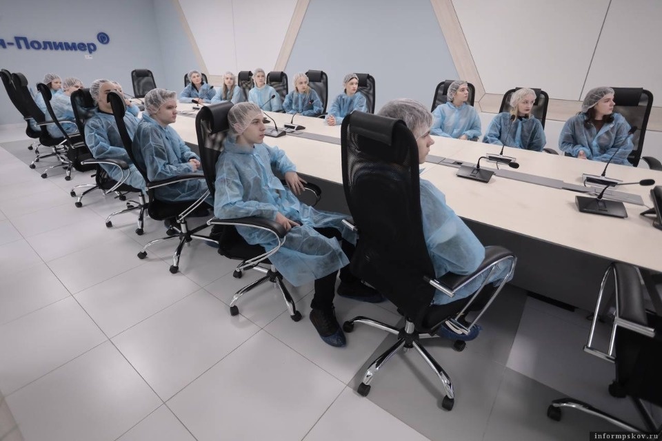 Учащиеся Тямшанской гимназии первыми увидели работу второй линии завода «Титан-Полимер»