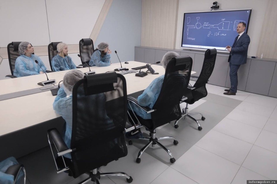 Учащиеся Тямшанской гимназии первыми увидели работу второй линии завода «Титан-Полимер»