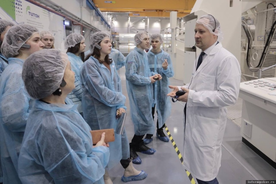 Учащиеся Тямшанской гимназии первыми увидели работу второй линии завода «Титан-Полимер»