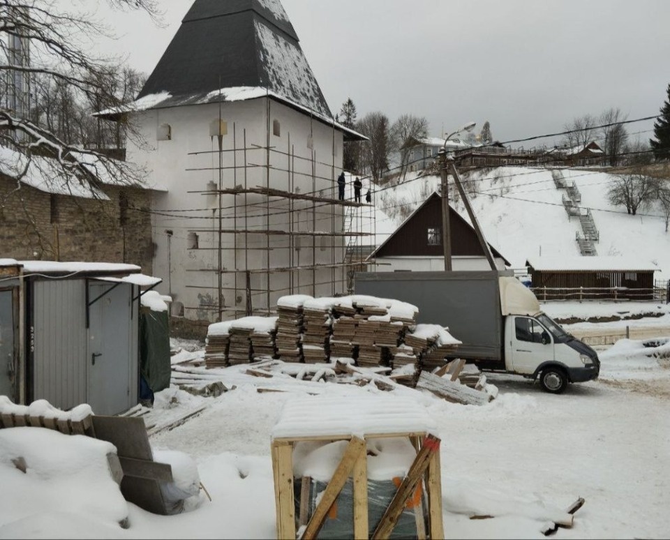 Инъектирование стен и фундаментов завершают в башне Нижних решеток в Печорах