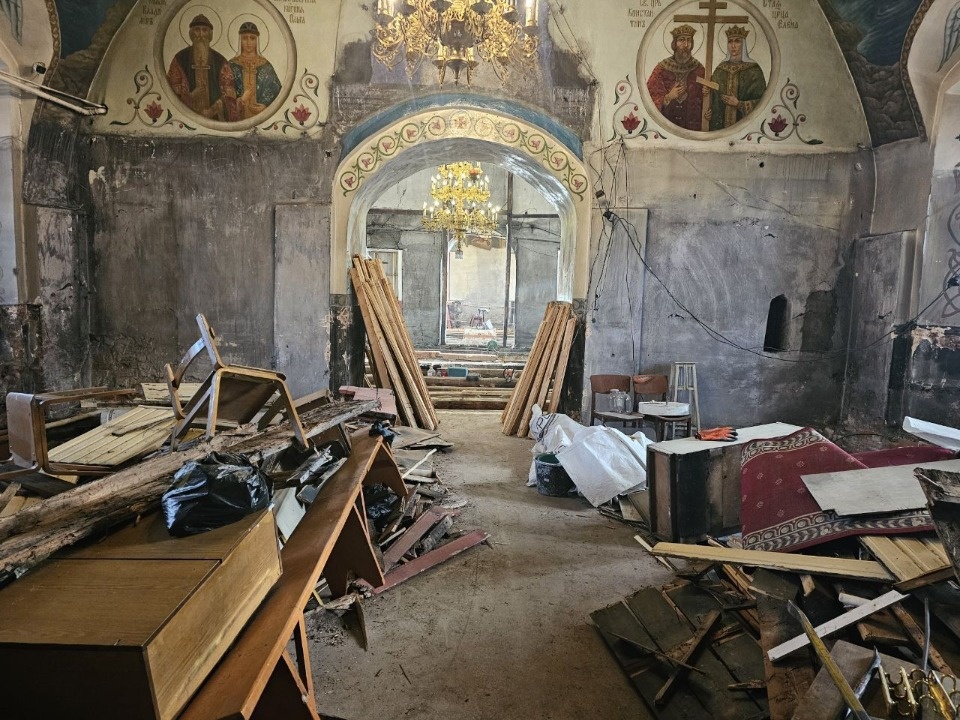 Старую штукатурку удаляют в храме Сорока Севастийских Мучеников в Печорах