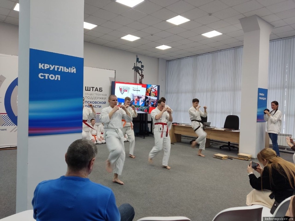 Проект «Тренер» презентовали в псковском штабе общественной поддержки 