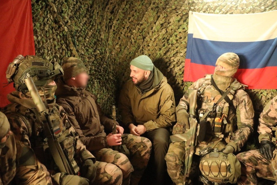 Рэпер ST и гитарист группы «Звери» приехали в зону СВО и выступили перед росгвардейцами 