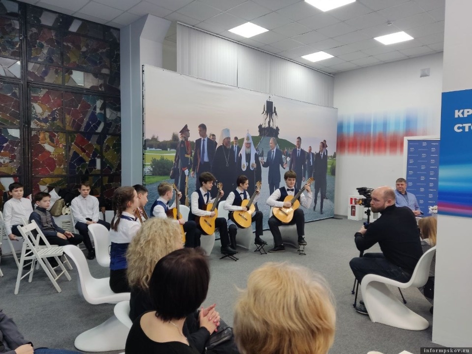   В штабе общественной поддержки в Пскове прошел творческий семейный квартирник  