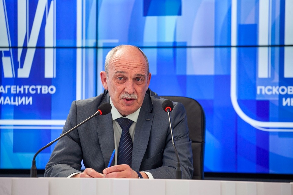 106 парковочных мест организуют на стоянке аэропорта Пскова  